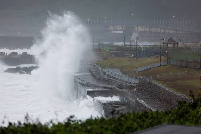 Typhoon Champi leaves 1 Dead, 500 Injured as it moves towards China
