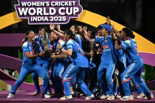 Harmanpreet Sharing trophy with teammates